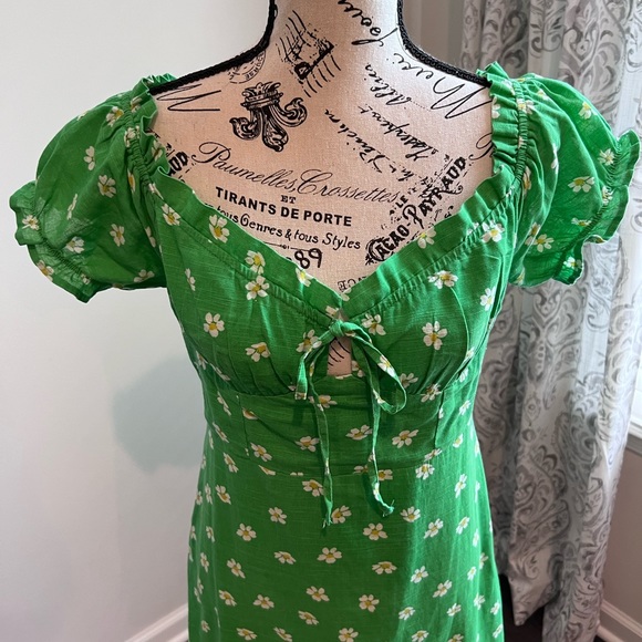 Urban Outfitters Green Floral Magpie Off the Shoulder Mini Dress Size Medium - Picture 7 of 10
